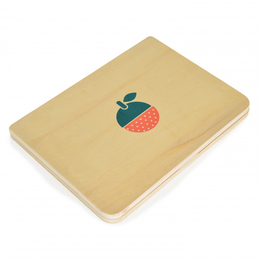 Το παιχνίδι είναι κατασκευασμένο από κόντρα πλακέ και MDF.