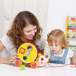 Η φωτογραφία δείχνει Ο Σκαντζόχοιρος αναπτύσσει τις γνωστικές ικανότητες των παιδιών και τα έντονα χρώματα του τραβούν την προσοχή του παιδιού.