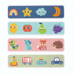 Το σετ περιλαμβάνει: 16 ξύλινα κομμάτια, 16 κομμάτια παζλ για να φτιάξετε 4 τραπουλόχαρτα και μια πάνινη τσάντα.