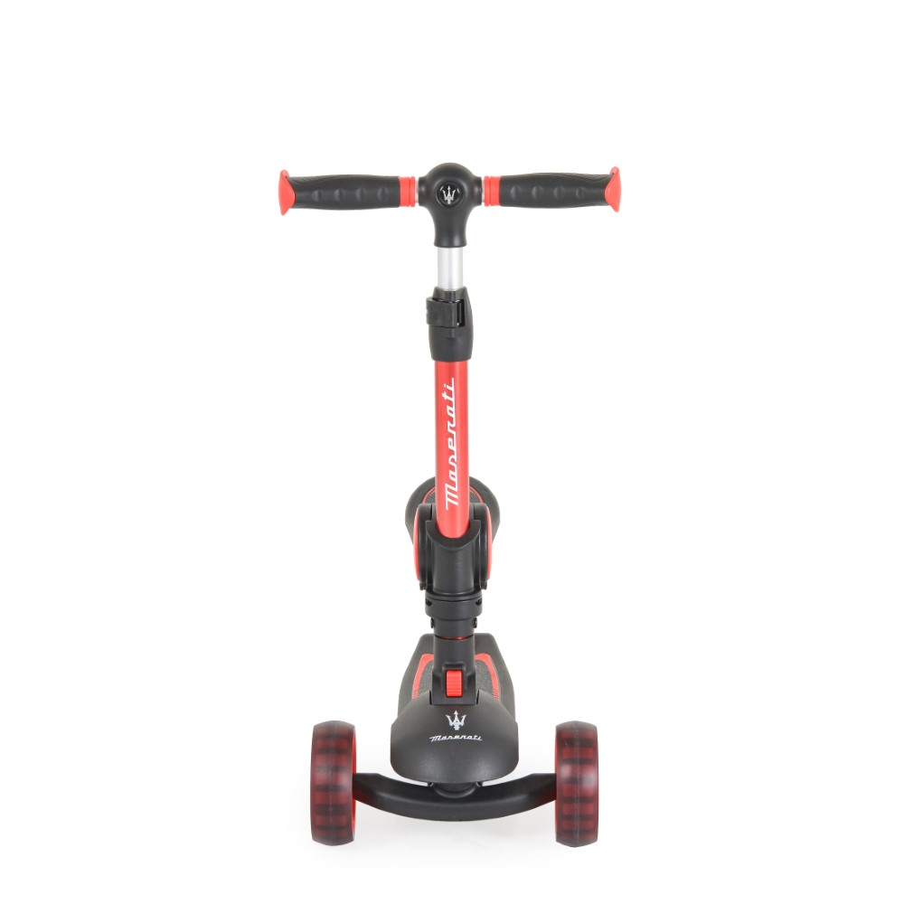 Η φωτογραφία δείχνει Αδειοδοτημένο σκούτερ από τη Maserati S.