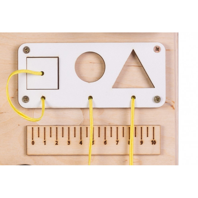 Η φωτογραφία δείχνει Πολύχρωμος πίνακας, κινούμενα γρανάζια, φερμουάρ, κινητοί και περιστροφικοί τροχοί, velcro, μάνδαλα δύο ειδών, ρολόι με κινούμενους δείκτες, γάντζος για κλειδαριά, διακόπτης φώτων.