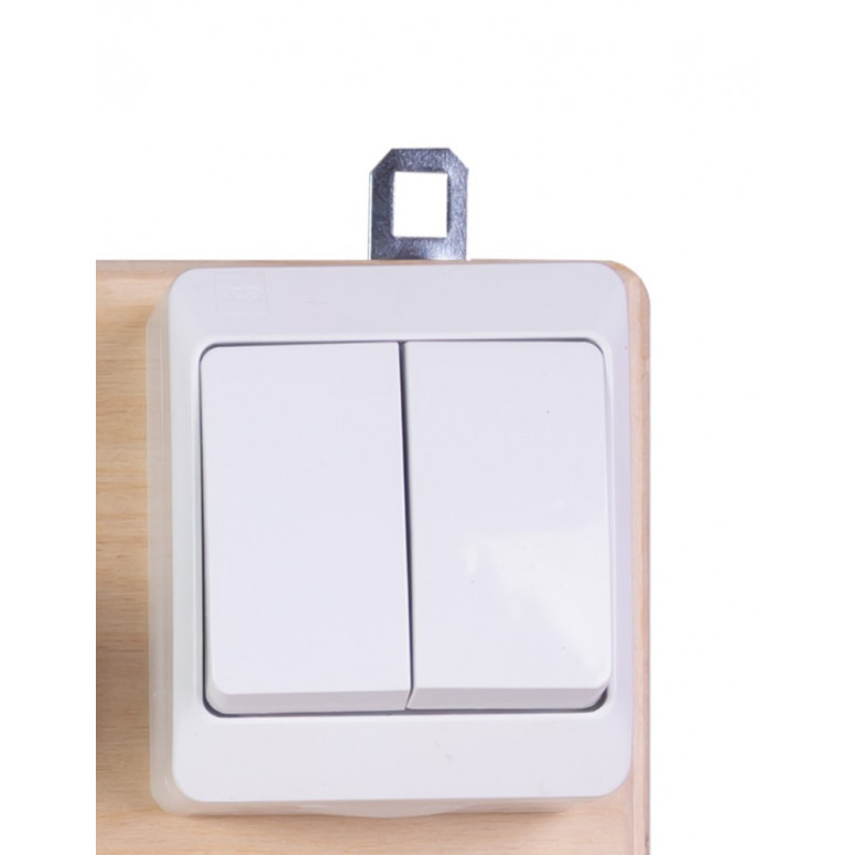 Η φωτογραφία δείχνει Πολύχρωμος πίνακας, κινούμενα γρανάζια, φερμουάρ, κινητοί και περιστροφικοί τροχοί, velcro, μάνδαλα δύο ειδών, ρολόι με κινούμενους δείκτες, γάντζος για κλειδαριά, διακόπτης φώτων.