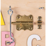 Η φωτογραφία δείχνει Πολύχρωμος πίνακας, κινούμενα γρανάζια, φερμουάρ, κινητοί και περιστροφικοί τροχοί, velcro, μάνδαλα δύο ειδών, ρολόι με κινούμενους δείκτες, γάντζος για κλειδαριά, διακόπτης φώτων.