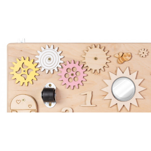 Η φωτογραφία δείχνει Πολύχρωμος πίνακας, κινούμενα γρανάζια, φερμουάρ, κινητοί και περιστροφικοί τροχοί, velcro, μάνδαλα δύο ειδών, ρολόι με κινούμενους δείκτες, γάντζος για κλειδαριά, διακόπτης φώτων.