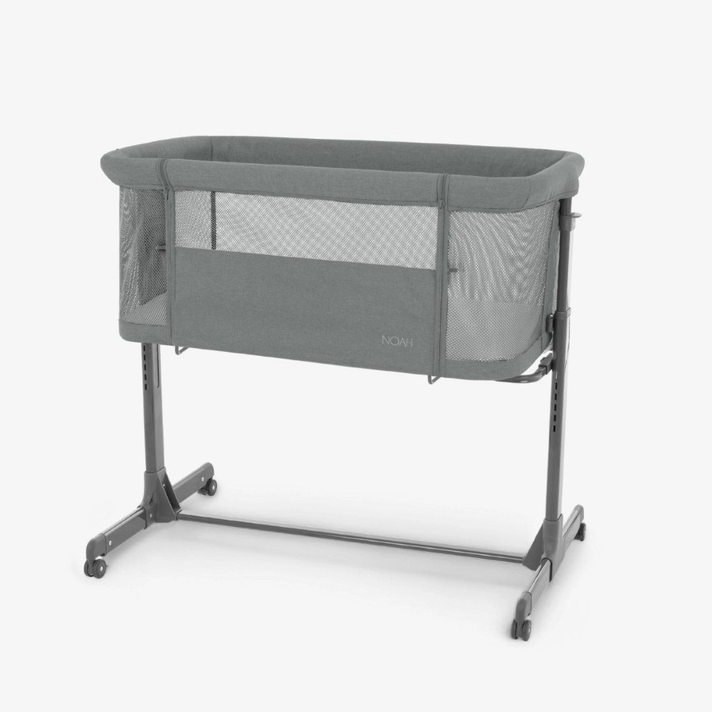 Το Bedside Crib NOAH είναι σχεδιασμένο για βρέφη από τη γέννηση έως 6 μηνών, παρέχοντας ένα ασφαλές, άνετο μέρος ακριβώς δίπλα στο κρεβάτι σας βοηθώντας τόσο τους γονείς όσο και το μωρό να επιτύχουν έναν ήσυχο και εύκολο νυχτερινό ύπνο.