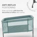Η φωτογραφία δείχνει Το Bedside Crib NOAH είναι σχεδιασμένο για βρέφη από τη γέννηση έως 6 μηνών, παρέχοντας ένα ασφαλές, άνετο μέρος ακριβώς δίπλα στο κρεβάτι σας βοηθώντας τόσο τους γονείς όσο και το μωρό να επιτύχουν έναν ήσυχο και εύκολο νυχτερινό ύπνο.