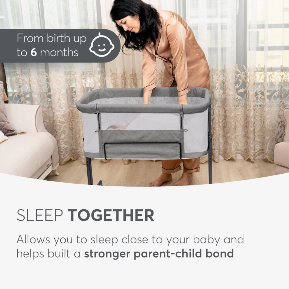 Η φωτογραφία δείχνει Το Bedside Crib NOAH είναι σχεδιασμένο για βρέφη από τη γέννηση έως 6 μηνών, παρέχοντας ένα ασφαλές, άνετο μέρος ακριβώς δίπλα στο κρεβάτι σας βοηθώντας τόσο τους γονείς όσο και το μωρό να επιτύχουν έναν ήσυχο και εύκολο νυχτερινό ύπνο.