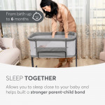 Η φωτογραφία δείχνει Το Bedside Crib NOAH είναι σχεδιασμένο για βρέφη από τη γέννηση έως 6 μηνών, παρέχοντας ένα ασφαλές, άνετο μέρος ακριβώς δίπλα στο κρεβάτι σας βοηθώντας τόσο τους γονείς όσο και το μωρό να επιτύχουν έναν ήσυχο και εύκολο νυχτερινό ύπνο.