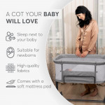 Η φωτογραφία δείχνει Το Bedside Crib NOAH είναι σχεδιασμένο για βρέφη από τη γέννηση έως 6 μηνών, παρέχοντας ένα ασφαλές, άνετο μέρος ακριβώς δίπλα στο κρεβάτι σας βοηθώντας τόσο τους γονείς όσο και το μωρό να επιτύχουν έναν ήσυχο και εύκολο νυχτερινό ύπνο.