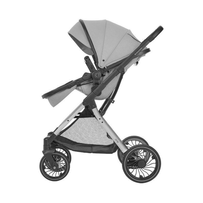 Καρότσι 3 σε 1 της εταιρείας Kikka Boo με ελαφρύ ατσάλινο σκελετό και εύκολο μετρατρέψιμο κάθισμα σε καλαθούνα.