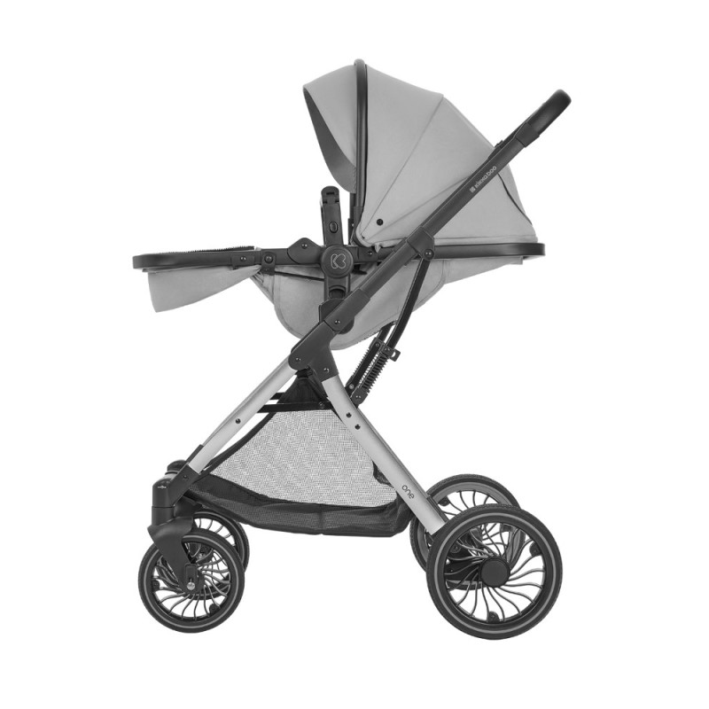 Καρότσι 3 σε 1 της εταιρείας Kikka Boo με ελαφρύ ατσάλινο σκελετό και εύκολο μετρατρέψιμο κάθισμα σε καλαθούνα.