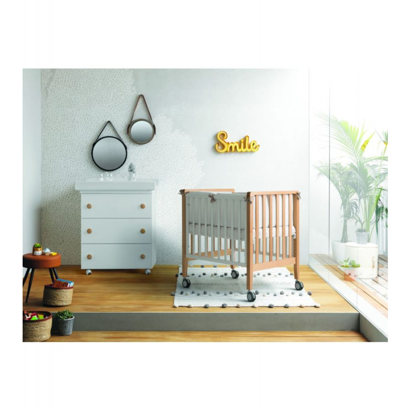 Η φωτογραφία δείχνει Μπανάκι - αλλαξιέρα - συρταριέρα της εταιρείας PALI 76x45x90cmΗ αλλαξιέρα, εφαρμόζει στην επιφάνεια του επίπλου και αφαιρείται εύκολα, διαθέτει δύο υπερυψωμένες άκρες ασφαλείας, όπως προβλέπεται από τις ευρωπαϊκές προδιαγραφές.