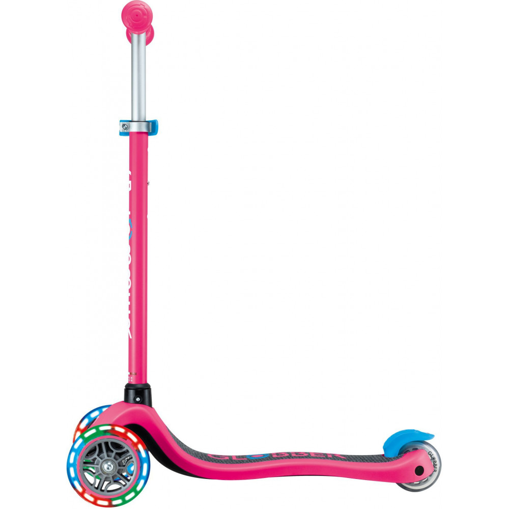 Globber Scooter Primo Lights V2 Fuchsia (423-610-4)Πατενταρισμένο κουμπί κλειδώματος τιμονιού που σταθεροποιεί το σύστημα διεύθυνσης των δύο μπροστινών τροχών ώστε να κινείται μόνο προς τα εμπρός και προς τα πίσω, βοηθώντας τα παιδιά να μάθουν να ισορροπούν.
