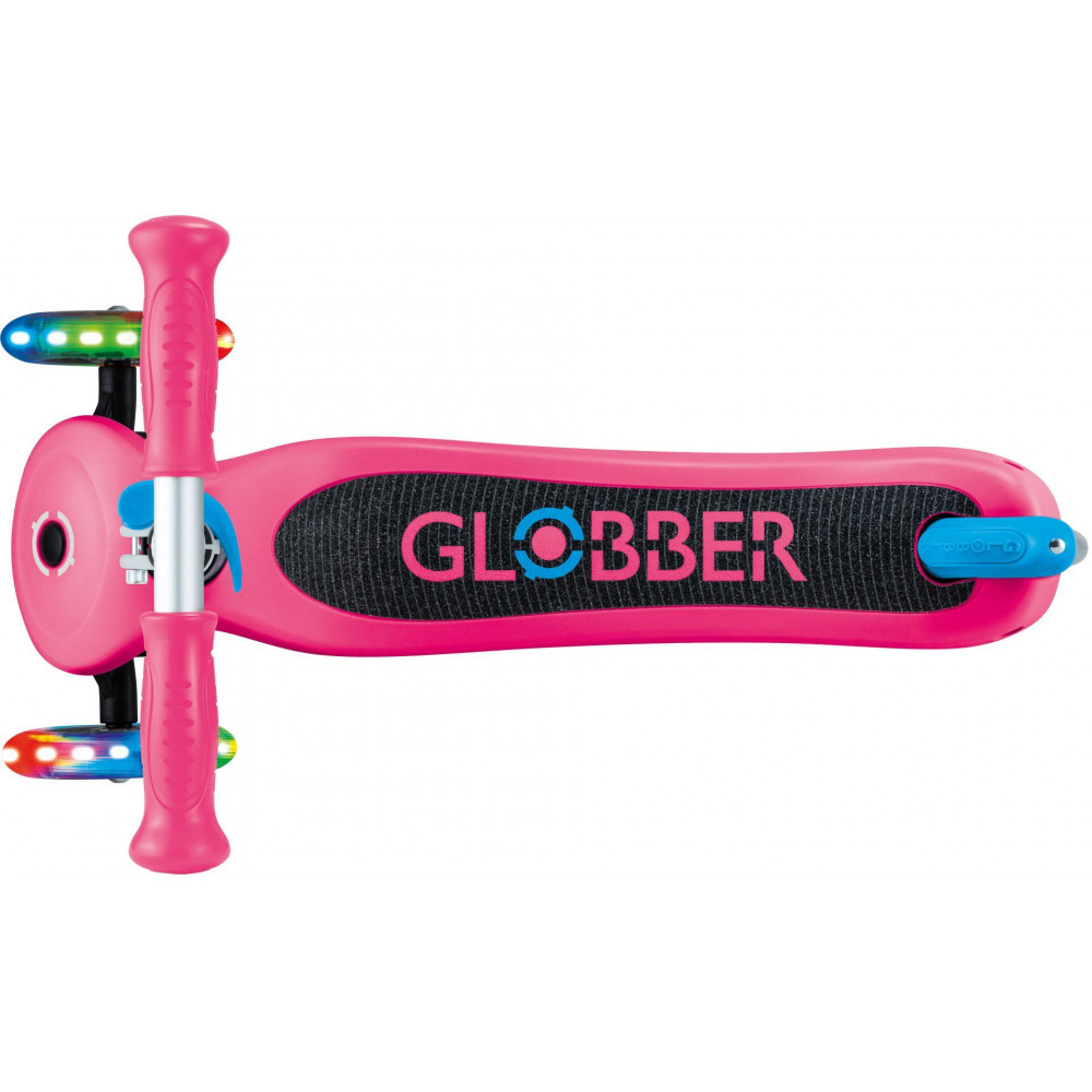 Globber Scooter Primo Lights V2 Fuchsia (423-610-4)Πατενταρισμένο κουμπί κλειδώματος τιμονιού που σταθεροποιεί το σύστημα διεύθυνσης των δύο μπροστινών τροχών ώστε να κινείται μόνο προς τα εμπρός και προς τα πίσω, βοηθώντας τα παιδιά να μάθουν να ισορροπούν.