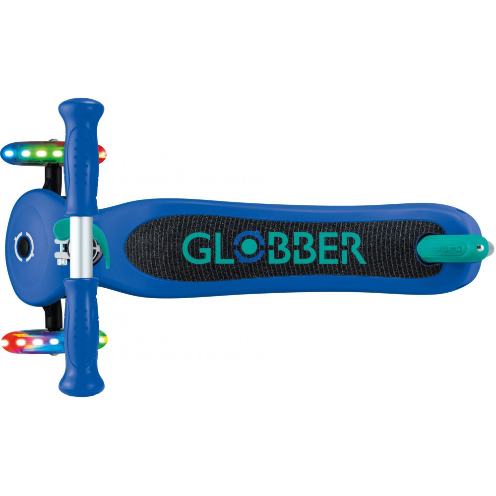 Globber Scooter Primo Lights V2 Navy Blue (423-600-4)Πατενταρισμένο κουμπί κλειδώματος τιμονιού που σταθεροποιεί το σύστημα διεύθυνσης των δύο μπροστινών τροχών ώστε να κινείται μόνο προς τα εμπρός και προς τα πίσω, βοηθώντας τα παιδιά να μάθουν να ισορροπούν.