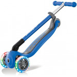 Globber Scooter Primo Foldable Lights Navy Blue (432-100-3)Αναδιπλούμενο σκούτερ 3 τροχών με το πατενταρισμένο σύστημα αναδίπλωσης της Globber με ασφαλές κουμπί που διπλώνει το σκούτερ σε λειτουργία τρόλεϊ.