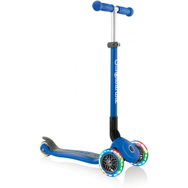 Globber Scooter Primo Foldable Lights Navy Blue (432-100-3)Αναδιπλούμενο σκούτερ 3 τροχών με το πατενταρισμένο σύστημα αναδίπλωσης της Globber με ασφαλές κουμπί που διπλώνει το σκούτερ σε λειτουργία τρόλεϊ.