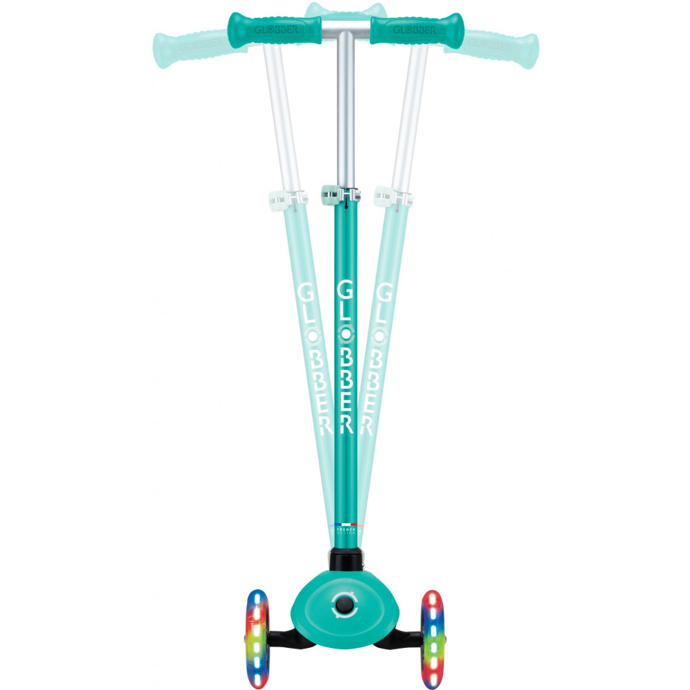 Globber Scooter Primo Plus Lights Emeral Green (442-607-4)Αναδιπλούμενο σκούτερ 3 τροχών με το πατενταρισμένο σύστημα αναδίπλωσης της Globber με ασφαλές κουμπί που διπλώνει το σκούτερ σε λειτουργία τρόλεϊ.