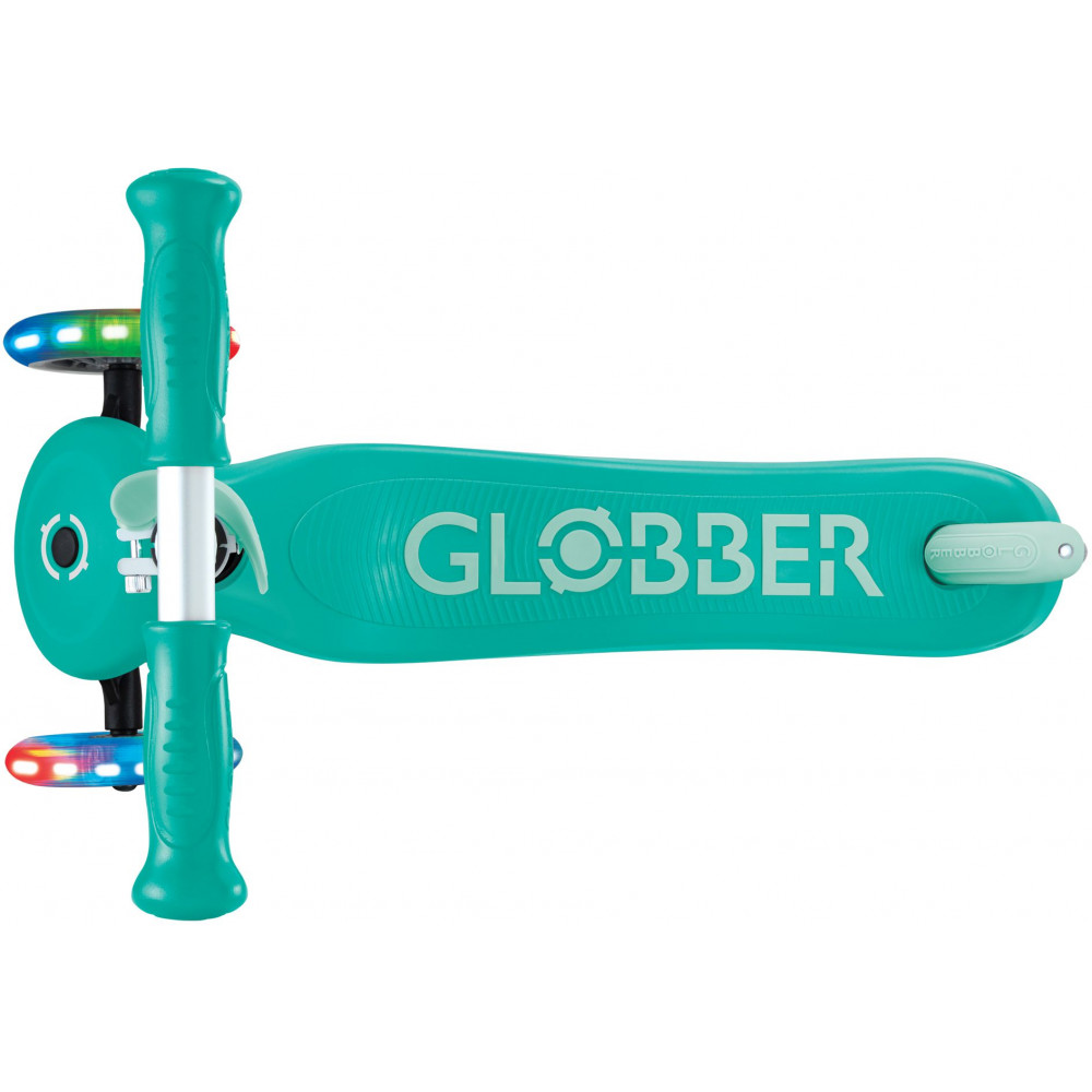 Globber Scooter Primo Plus Lights Emeral Green (442-607-4)Αναδιπλούμενο σκούτερ 3 τροχών με το πατενταρισμένο σύστημα αναδίπλωσης της Globber με ασφαλές κουμπί που διπλώνει το σκούτερ σε λειτουργία τρόλεϊ.