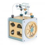 Η φωτογραφία δείχνει Αυτός ο πολυλειτουργικός ξύλινος κύβος δραστηριοτήτων από την Moni Toys προσφέρει διασκέδαση και μάθηση μέσα από το παιχνίδι! Κάθε πλευρά διαθέτει μια διαφορετική δραστηριότητα που διεγείρει τη φαντασία και υποστηρίζει την ανάπτυξη του παιδιού σας.