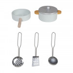 Η φωτογραφία δείχνει Η ξύλινη παιδική κουζίνα Nana της Moni Toys είναι η ιδανική επιλογή για μικρούς σεφ που λατρεύουν τα παιχνίδια ρόλων και τις γαστρονομικές περιπέτειες! Συνδυάζοντας κομψό σχεδιασμό, ρεαλιστικές λεπτομέρειες και ποιοτική κατασκευή, προσφέρει ώρες δημιουργικής και ευφάνταστης διασ