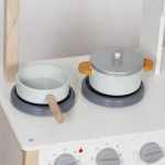 Η φωτογραφία δείχνει Η ξύλινη παιδική κουζίνα Nana της Moni Toys είναι η ιδανική επιλογή για μικρούς σεφ που λατρεύουν τα παιχνίδια ρόλων και τις γαστρονομικές περιπέτειες! Συνδυάζοντας κομψό σχεδιασμό, ρεαλιστικές λεπτομέρειες και ποιοτική κατασκευή, προσφέρει ώρες δημιουργικής και ευφάνταστης διασ