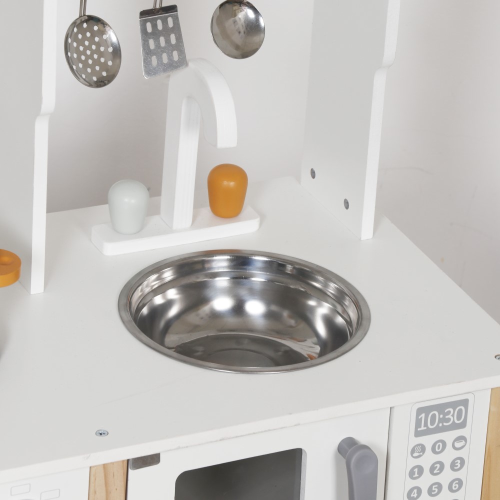 Η φωτογραφία δείχνει Η ξύλινη παιδική κουζίνα Nana της Moni Toys είναι η ιδανική επιλογή για μικρούς σεφ που λατρεύουν τα παιχνίδια ρόλων και τις γαστρονομικές περιπέτειες! Συνδυάζοντας κομψό σχεδιασμό, ρεαλιστικές λεπτομέρειες και ποιοτική κατασκευή, προσφέρει ώρες δημιουργικής και ευφάνταστης διασ