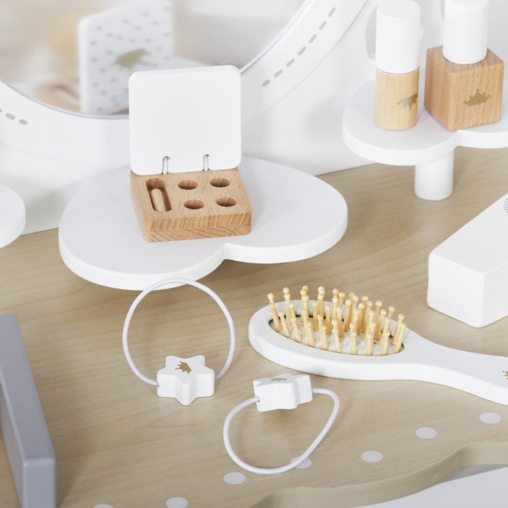 Χαρίστε στη μικρή σας πριγκίπισσα τη δική της γωνιά ομορφιάς με το ξύλινο μπουντουάρ Princess’s Mirror από την Moni Toys! Κομψό, στιβαρό και γεμάτο γοητεία, αυτό το μπουντουάρ έχει σχεδιαστεί για να εμπνέει το ευφάνταστο παιχνίδι και να ενθαρρύνει την ανεξαρτησία μέσα από διασκεδαστικές δραστηριότητ