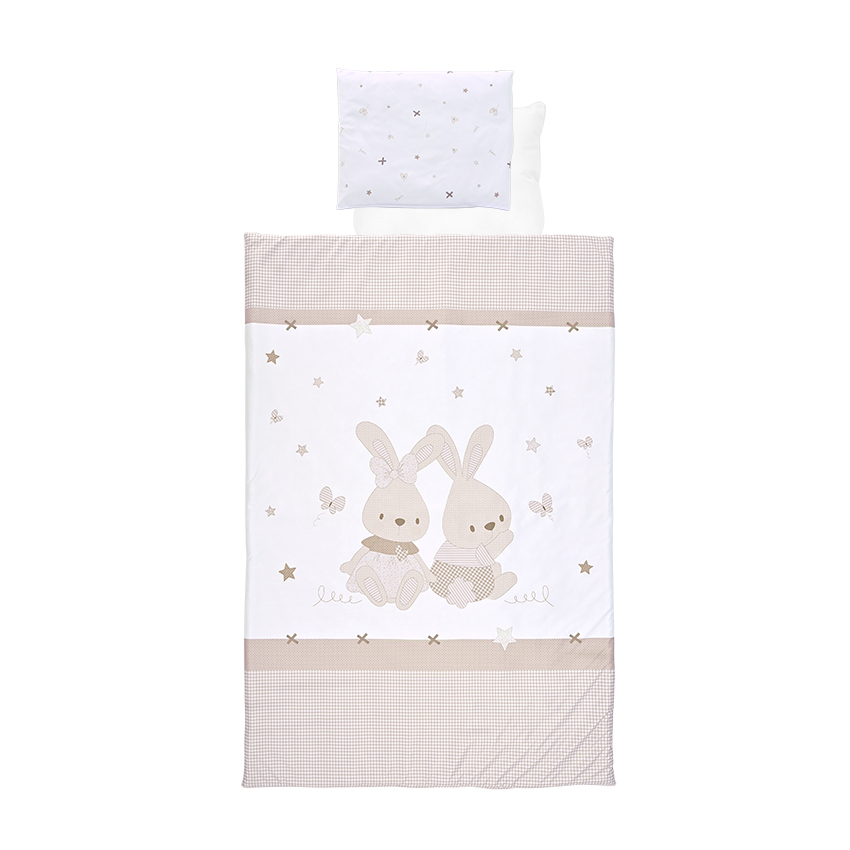 Η φωτογραφία δείχνει Βρεφικό σετ 4 τεμαχιών της εταιρείας Lorelli κατασκευασμένο από 100% υποαλλεργικά και βαμβακερά υφάσματαΠεριλαμβάνει:Πάπλωμα: 97x140cm (Εξωτερικά: 100% βαμβάκι γέμιση: Polyester)Μαξιλάρι: 32x40cm Μαξιλαροθήκη: 35x43cm (100% Βαμβάκι)Σεντόνι: 100x150cm (100% Βαμβάκι)