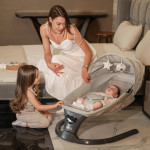 Η φωτογραφία δείχνει LORELLI ΗΛΕΚΤΡΙΚΗ ΚΟΥΝΙΑ ΡΙΛΑΞ SIENA GRAPHITE 100901100025 ταχύτητες λειτουργίας ταλάντωσηςΡυθμιζόμενη ανάκλιση πλάτηςΑφαιρούμενη κουκούλα με κουνουπιέραΈξυπνος αισθητήρας κίνησης - προσαρμόζεται στις κινήσεις όταν το μωρό είναι ξύπνιο ή κοιμισμένοΠροσαρμογέας /περιλαμβάνεται στ