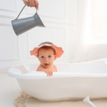 Προστατεύει τα μάτια και τα αυτιά του μωρού από το νερό και το σαμπουάνΚατασκευασμένο από μαλακό, αδιάβροχο και ελαστικό υλικόΕύκολο καθάρισμαΡυθμιζόμενο μέγεθος κορδονιού κεφαλής