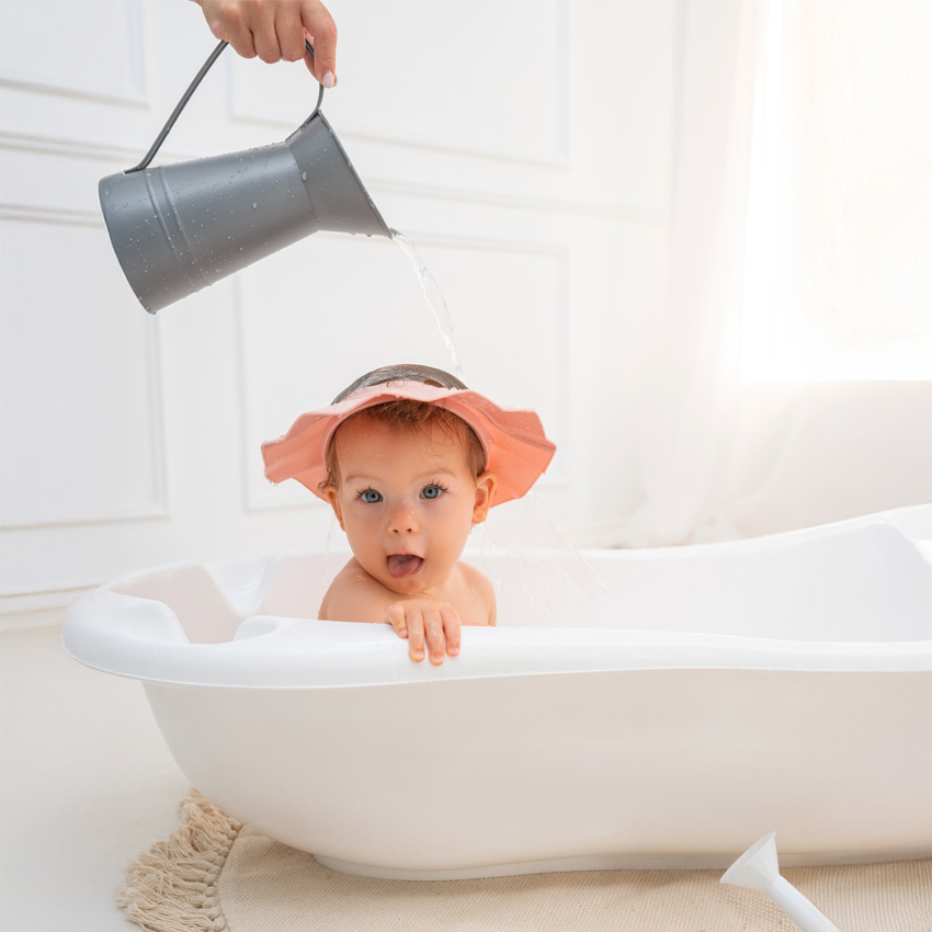 Προστατεύει τα μάτια και τα αυτιά του μωρού από το νερό και το σαμπουάνΚατασκευασμένο από μαλακό, αδιάβροχο και ελαστικό υλικόΕύκολο καθάρισμαΡυθμιζόμενο μέγεθος κορδονιού κεφαλής