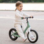 Η φωτογραφία δείχνει Κινήστε το μικρό σας με σιγουριά χρησιμοποιώντας το ποδήλατο ισορροπίας XPLORER – την τέλεια εισαγωγή στην ποδηλασία για παιδιά ηλικίας 3 έως 6 ετών.