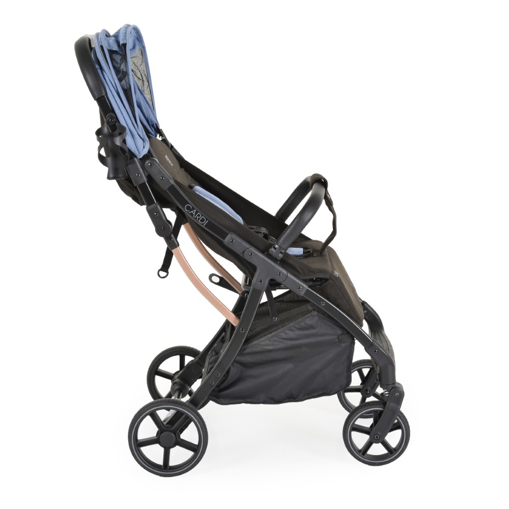 Η φωτογραφία δείχνει Βρεφικό καρότσι Cardi - Ο ιδανικός σας σύντροφος για βόλτες με τον μικρό θησαυρό!Κατάλληλο από 0 m+ έως 22 kg.