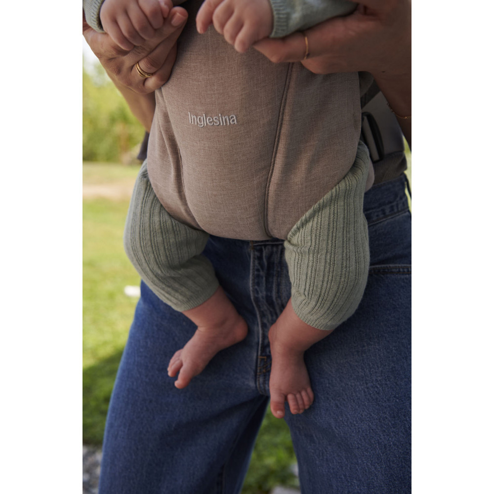 Η φωτογραφία δείχνει Για περιπάτους πρόσωπο με πρόσωποΟ βρεφικός μάρσιπος Front για να κινείστε άνετα με πλήρη ελευθερία παραμένοντας πάντα σε επαφή με το μωρό.