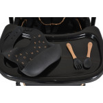 Η φωτογραφία δείχνει Καρεκλάκι Φαγητού Moni LindoΣετ παιδικό καρεκλάκι,σαλιάρα σιλικόνης,κουτάλι και πιρούνι,μαξιλάρι PU,4 ρόδες με πώματα,δίσκος τροφοδοσίας 2 στρώσεων,4 θέσεις του δίσκου τροφοδοσίας,3 θέσεις πλάτης, 5 θέσεις ύψους,3 θέσεις γωνίας στήριγμα ποδιών,μαξιλαράκια ώμων,σύστημα συγκράτηση