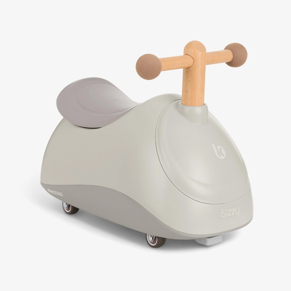 Η φωτογραφία δείχνει Το Sizzy είναι ένα παιχνίδι ridе-on πολλαπλών κατευθύνσεων που προσφέρει στα παιδιά περισσότερη διασκέδαση.