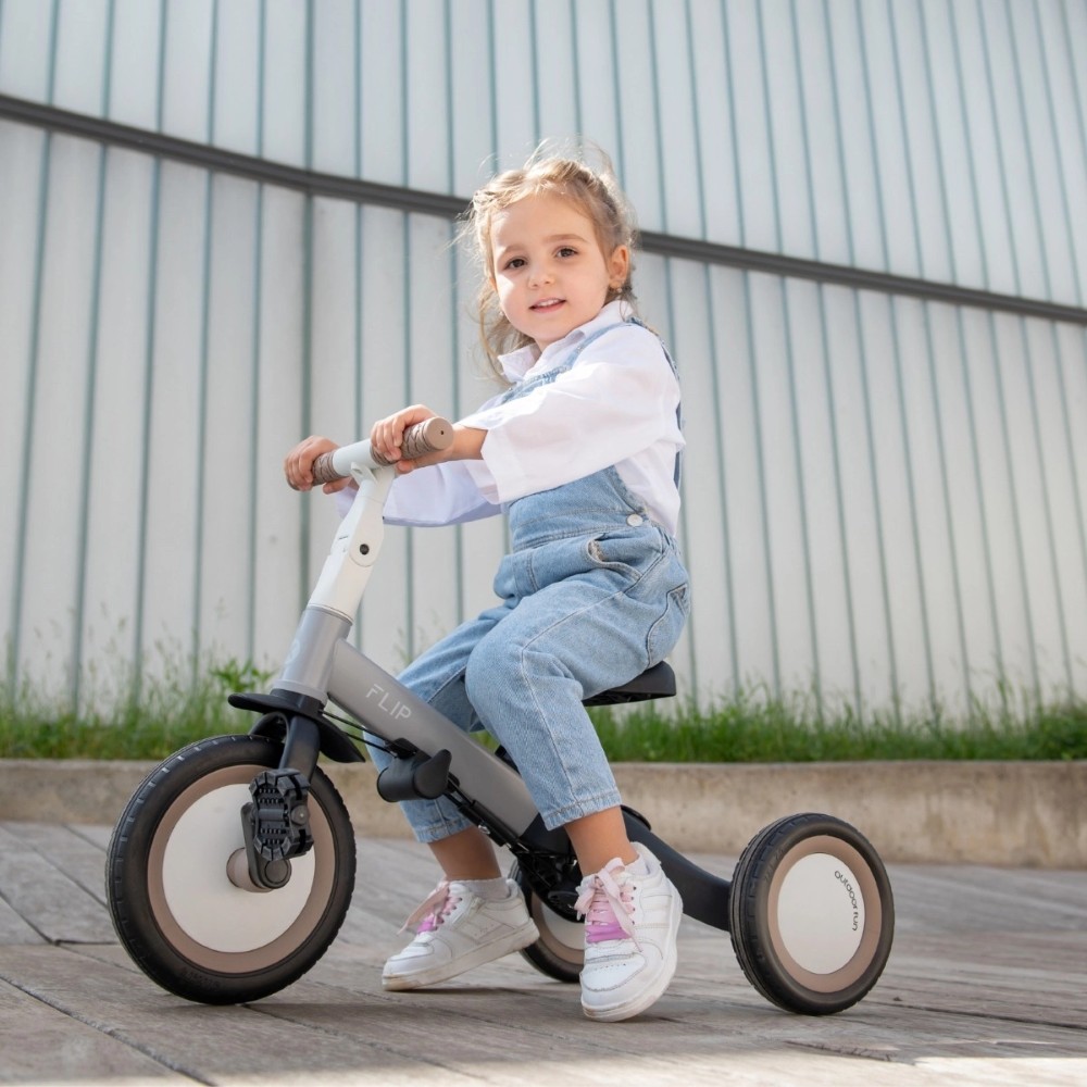 Το Flip είναι ένα πολυλειτουργικό τρίκυκλο που μπορεί να χρησιμοποιηθεί με 4 διαφορετικούς τρόπους - Push Mode, Tricycle, Balance Bike και Bike, προσφέροντας στα παιδιά περισσότερη διασκέδαση και άνεση εν κινήσει.