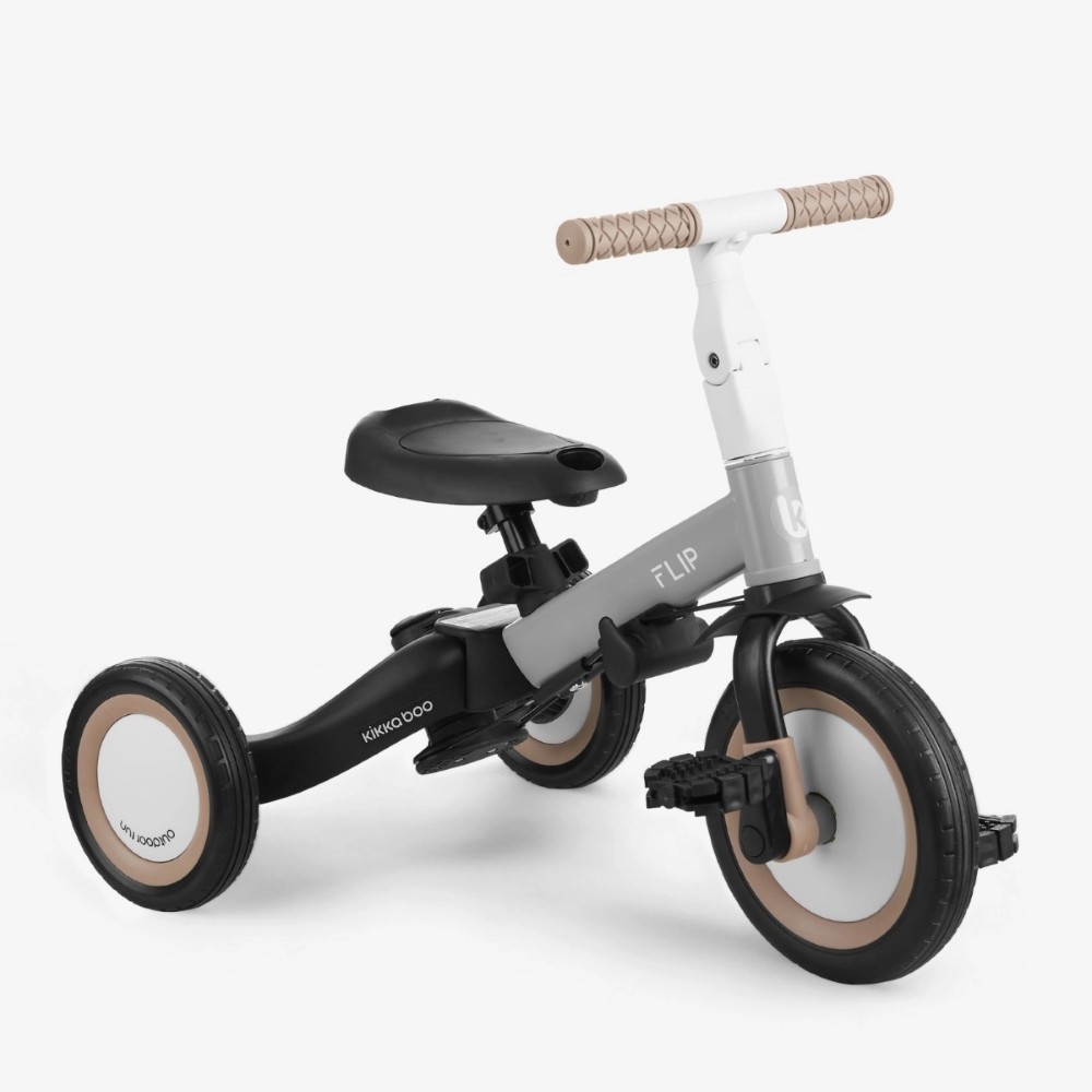 Η φωτογραφία δείχνει Το Flip είναι ένα πολυλειτουργικό τρίκυκλο που μπορεί να χρησιμοποιηθεί με 5 διαφορετικούς τρόπους - Push Mode, Tricycle, Balance Bike και Bike, προσφέροντας στα παιδιά περισσότερη διασκέδαση και άνεση εν κινήσει.