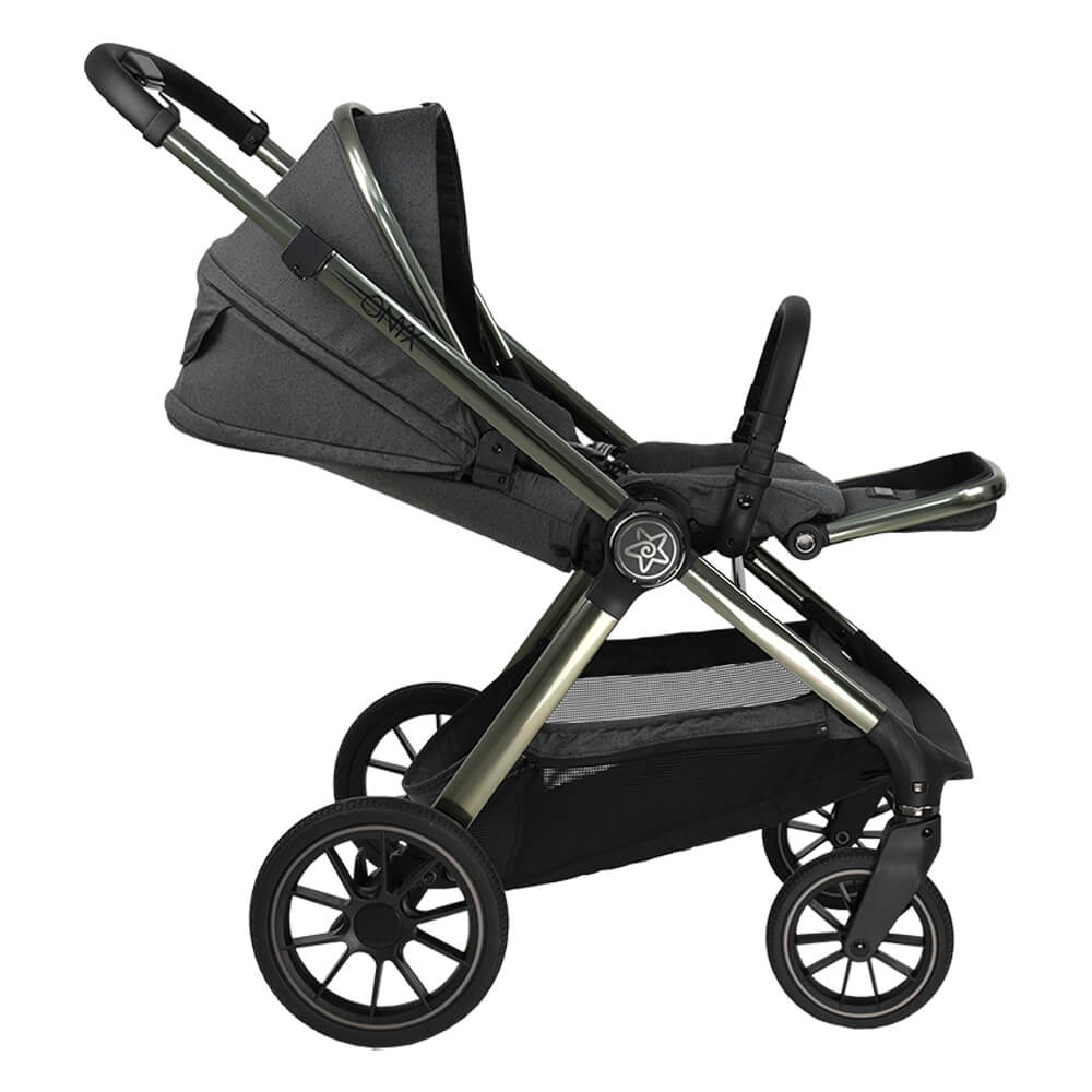 Η φωτογραφία δείχνει Ένα καινούργιο πολυκαρότσι που ήρθε για να σας συνεπάρει τόσο με τον κομψό σχεδιασμό του όσο και την πολυλειτουργικότητά του.