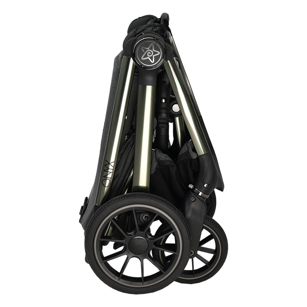 Η φωτογραφία δείχνει Ένα καινούργιο πολυκαρότσι που ήρθε για να σας συνεπάρει τόσο με τον κομψό σχεδιασμό του όσο και την πολυλειτουργικότητά του.