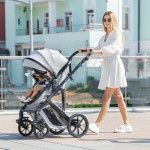 Η φωτογραφία δείχνει Καρότσι 3 σε 1 της εταιρείας Kikka Boo με ελαφρύ ατσάλινο σκελετό και εύκολο μετρατρέψιμο κάθισμα σε καλαθούνα.