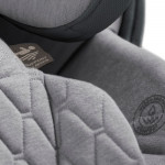 Η φωτογραφία δείχνει Γνωρίστε το Motion 2 – τη δεύτερη γενιά του Motion All Size 360, που πέτυχε την υψηλότερη βαθμολογία σε όλες τις κατηγορίες παιδικών καθισμάτων από τον ανεξάρτητο οργανισμό δοκιμών ADAC.