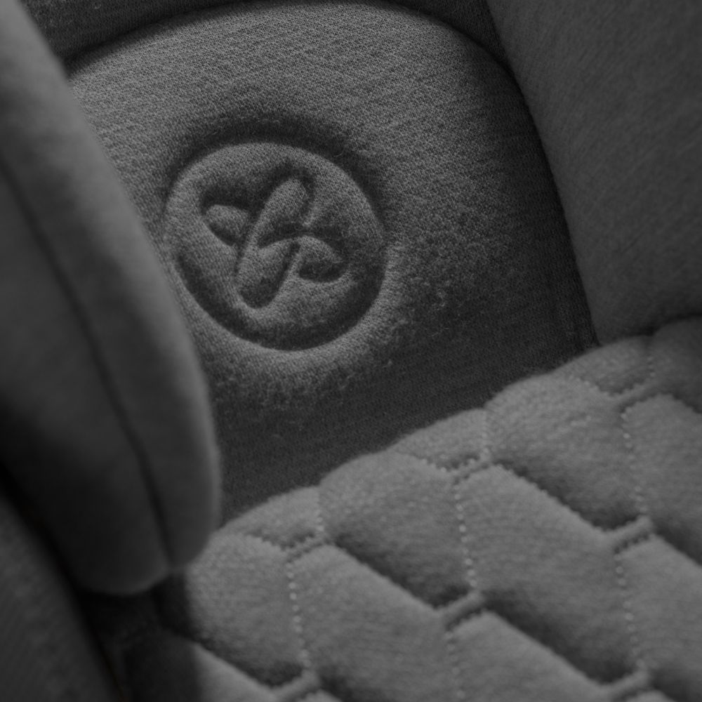 Η φωτογραφία δείχνει Γνωρίστε το Motion 2 – τη δεύτερη γενιά του Motion All Size 360, που πέτυχε την υψηλότερη βαθμολογία σε όλες τις κατηγορίες παιδικών καθισμάτων από τον ανεξάρτητο οργανισμό δοκιμών ADAC.