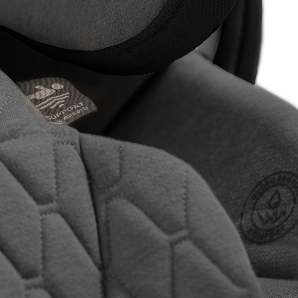 Η φωτογραφία δείχνει Γνωρίστε το Motion 2 – τη δεύτερη γενιά του Motion All Size 360, που πέτυχε την υψηλότερη βαθμολογία σε όλες τις κατηγορίες παιδικών καθισμάτων από τον ανεξάρτητο οργανισμό δοκιμών ADAC.