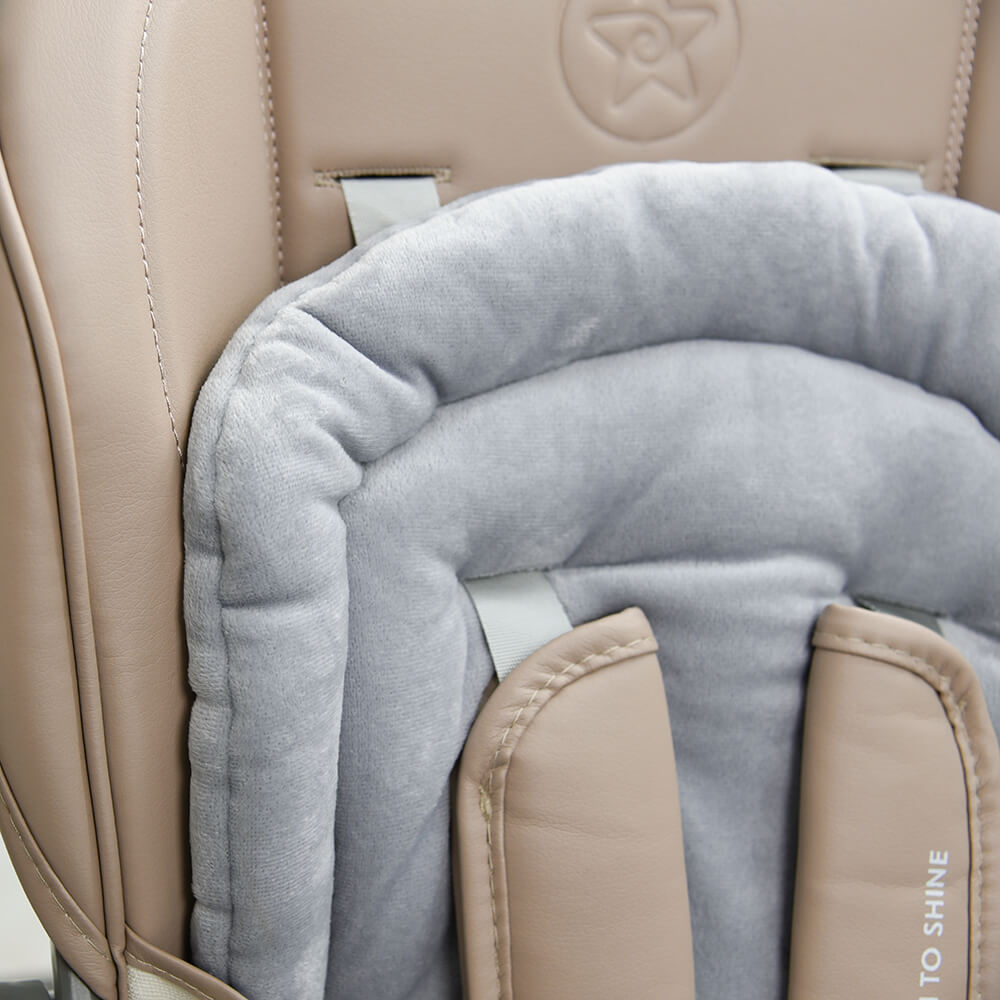 Το Nuovo 2 σε 1 της Bebe Stars  είναι η ιδανική επιλογή για γονείς που αναζητούν ένα πολυλειτουργικό και ασφαλές προϊόν για τα μικρά τους, αποκτήστε το σήμερα και δώστε στο παιδί σας την άνεση που του αξίζει!Σχεδιασμένο για παιδιά ηλικίας από 6+ μηνών έως 15 κιλά για καρεκλάκι φαγητού και από 0