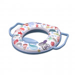 Μαλακό εκπαιδευτικό κάθισμα τουαλέτας με χειρολαβεςΤο μαξιλαράκι είναι αποσπώμενο για εύκολο καθάρισμαΔιαθέτει προστατευτικό πλαστικό για την πρόληψη της διαβροχήςΠρακτικές πλευρικές χειρολαβές