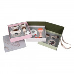 Το σετ διαθέτει λάμπα νυκτός, μασητικά και κουδουνίστρες (μαλακές και μη), καθώς και μια κουδουνίστρα με δυνατότητα να κρεμάσετε τη πιπίλα του μωρού σας.