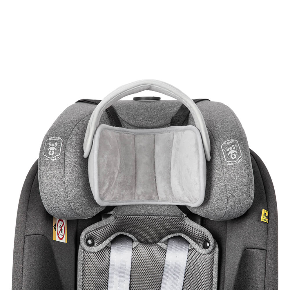 Η φωτογραφία δείχνει Στήριγμα κεφαλής παιδικού καθίσματος αυτοκινήτου, σχεδιασμένο για να κρατά το κεφάλι ενός παιδιού σε άνετη και ασφαλή θέση ενώ κάθεται, εμποδίζοντας το κεφάλι του να πέσει προς τα εμπρός κατά τη διάρκεια του ύπνου και εξασφαλίζοντας μια ασφαλέστερη και πιο άνετη διαδρομή.