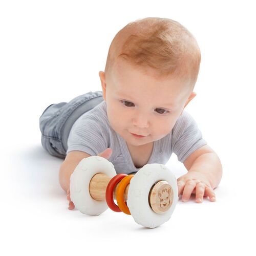 Το νέο οικολογικό Τοτέμ της Σόφι, κατασκευασμένο από 100% φυσικό καουτσούκ και καουτσούκ δέντρων (Hevea) έχει διπλή χρήση: Κουδουνίστρα, χάρη στις μικρές ενσωματωμένες μπάλες στη λαβή και τα ξύλινα δαχτυλίδια απο πάνω που τη στολίζουνΜασητικό, χάρη στα 2 αφαιρούμενα μέρη στις άκρες με